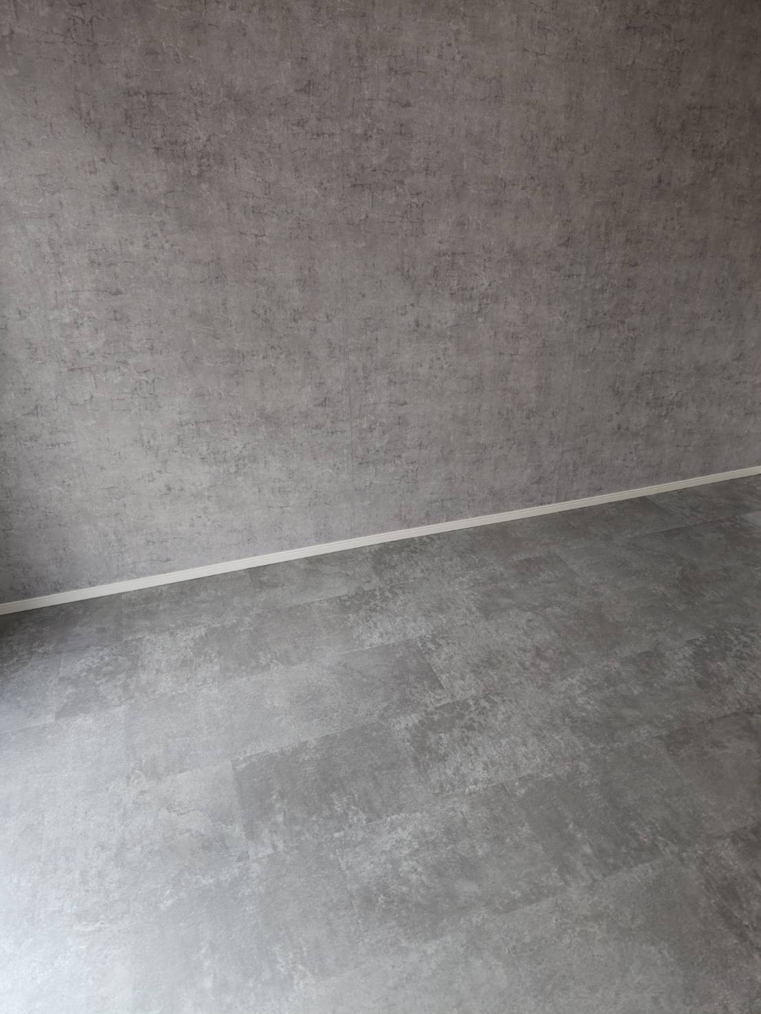 はがせるシール壁紙と乗せるだけ床材ピタフィーの施工 画像